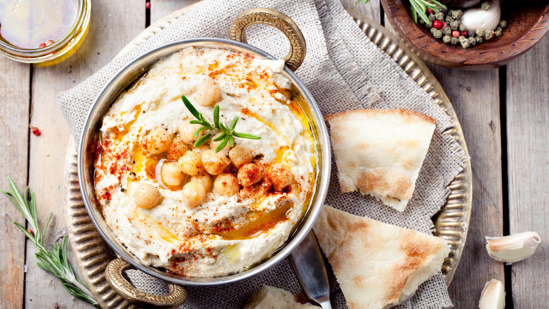 Hausgemachter Hummus mit Olivenöl und Fladenbrot im Defne Restaurant