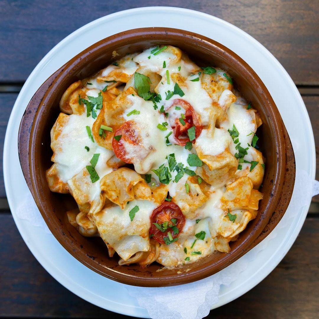 Überbackene Mantı mit Käse und Tomate aus dem Ofen