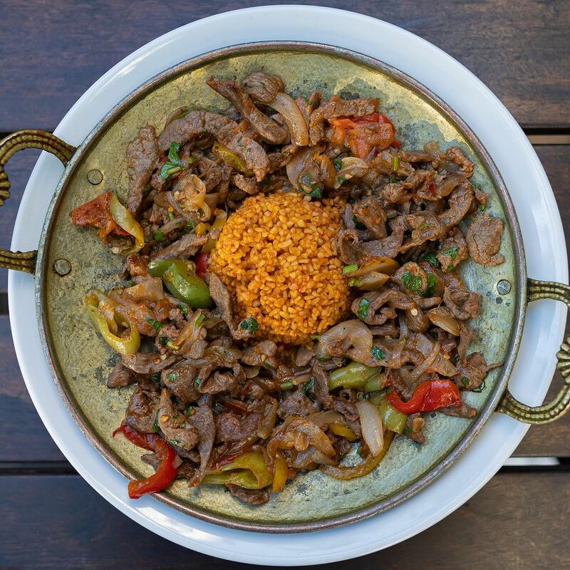 Et Sote — gebratene Lammstreifen mit Bulgur in der Kupferpfanne
