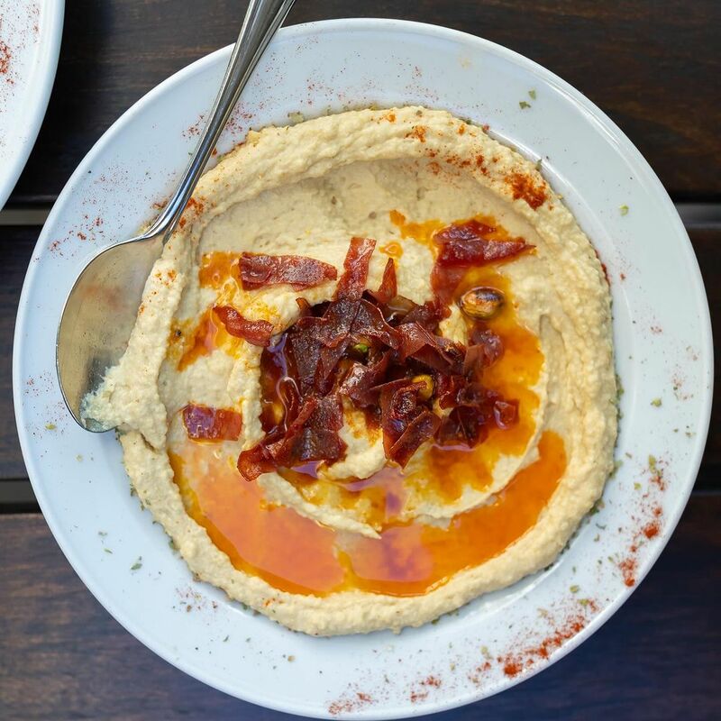 Hummus mit Pastırma und Pistazien
