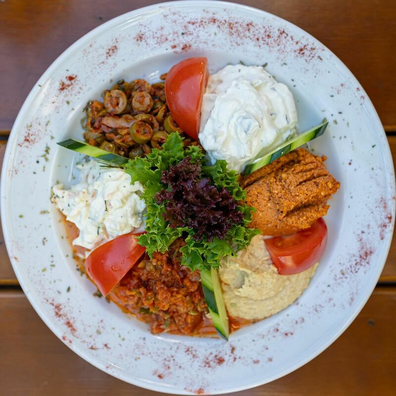 Großer Mezze-Teller mit verschiedenen orientalischen Vorspeisen